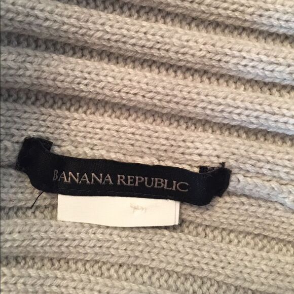 Banana Republic grey hat with Pom Pom , great condition, one size - Picture 3 of 4